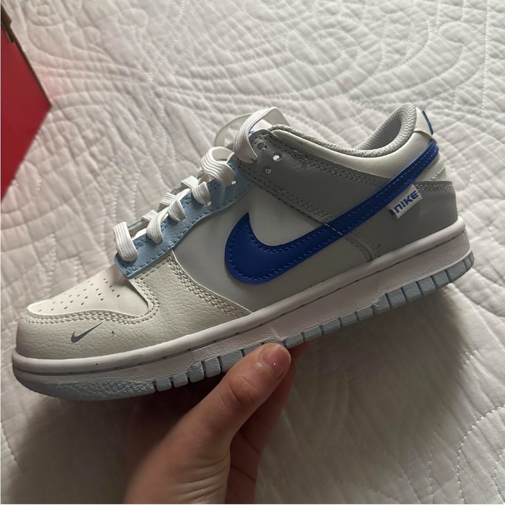 I’m selling these Nike dunk lows that I bought in gs size but it fits a 5.5 in W